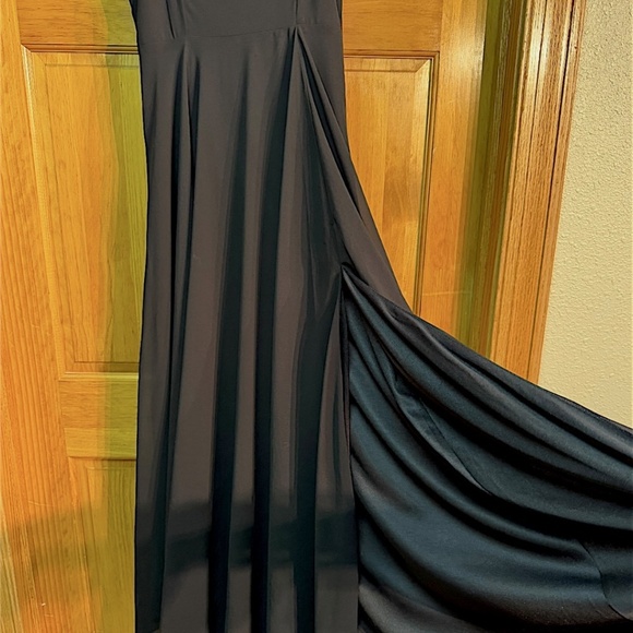 Women’s Lulu’s sleeveless leg slit gown, formal, cocktail dress in BLACK MEDIUM - Picture 5 of 10